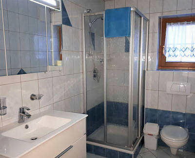 Dusche/WC in der Ferienwohnung 1 im Ferienhaus Sporer